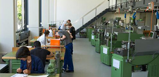 特變電工車間7S升級中選擇浦豐工作臺 特變電工車間7S升級中選擇浦豐工作臺